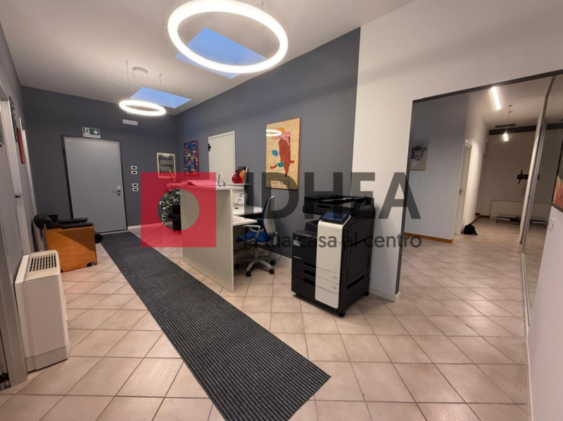 Proponiamo ufficio di circa 17 mq situato su strada ad alta visibilità e forte passaggio, ideale ...