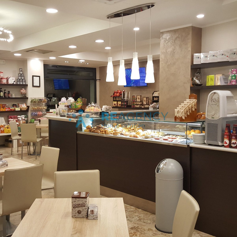 Vicenza centro
Caffetteria con ottimi arredi con aiuto plateatico annuale incasso giornaliero €1....