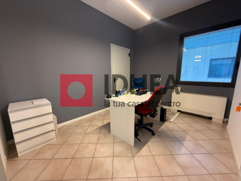 Proponiamo ufficio di circa 10.5 mq situato su strada ad alta visibilità e forte passaggio, ideal...