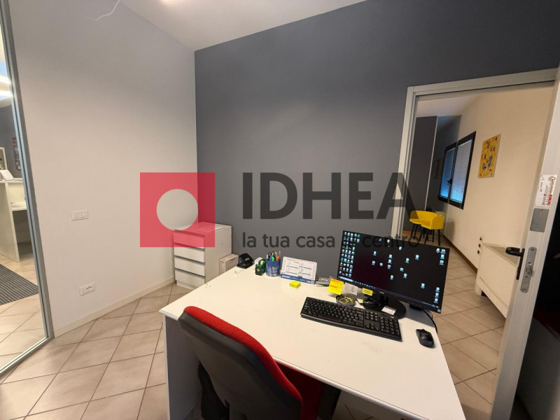 Proponiamo ufficio di circa 10.5 mq situato su strada ad alta visibilità e forte passaggio, ideal...