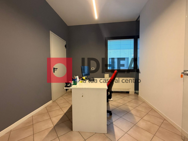 Proponiamo ufficio di circa 10.5 mq situato su strada ad alta visibilità e forte passaggio, ideal...