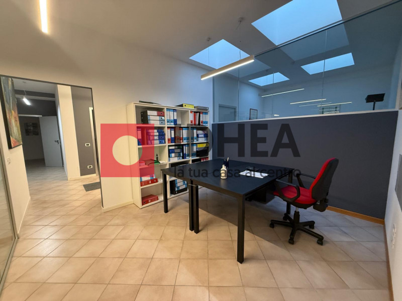 Proponiamo ufficio di circa 10.5 mq situato su strada ad alta visibilità e forte passaggio, ideal...