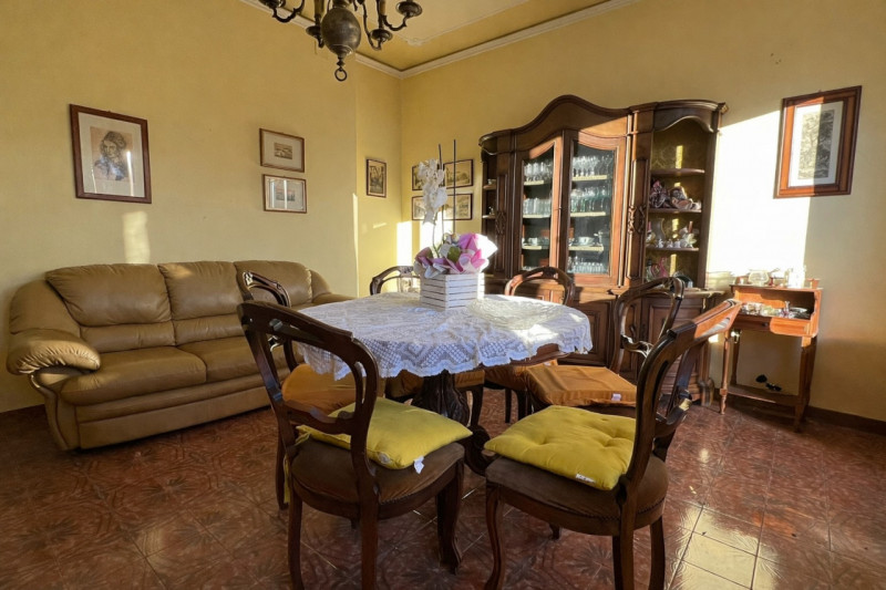 Bastia di Rovolon (PD):

Nel cuore del paese in un piccolo contesto proponiamo in vendita un ampi...