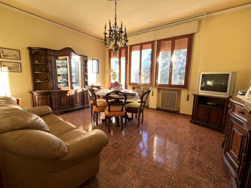 Bastia di Rovolon (PD):

Nel cuore del paese in un piccolo contesto proponiamo in vendita un ampi...