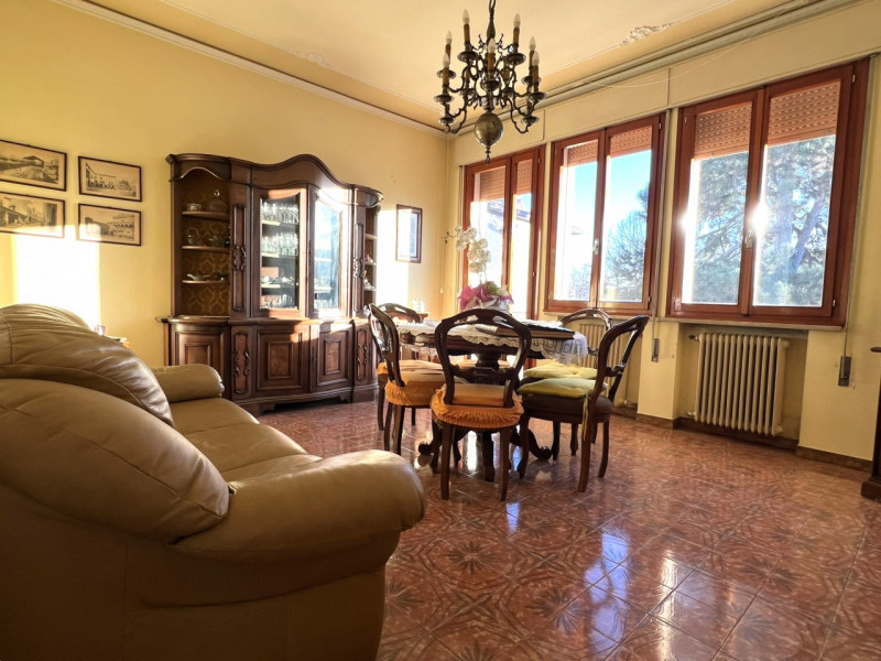 Bastia di Rovolon (PD):

Nel cuore del paese in un piccolo contesto proponiamo in vendita un ampi...