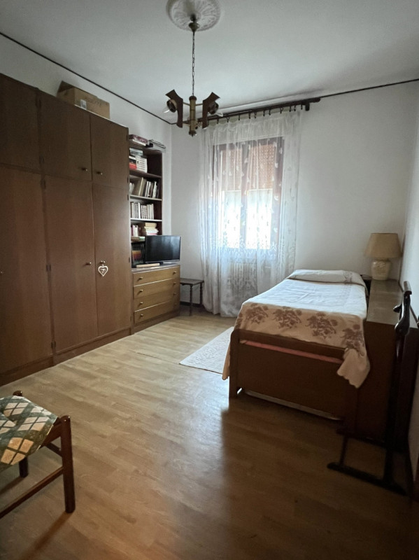 Bastia di Rovolon (PD):

Nel cuore del paese in un piccolo contesto proponiamo in vendita un ampi...