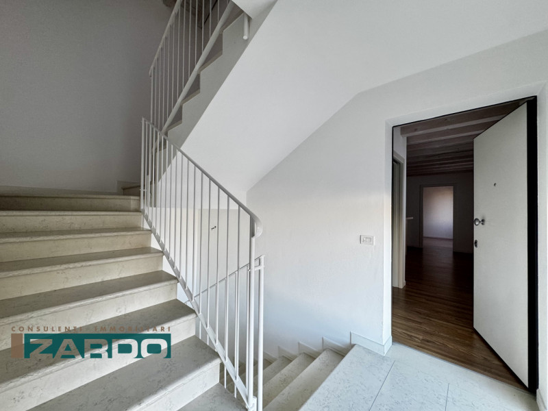 Rif. D-120 (per info 350 5383983 | Giacomo)

A Castello di Godego, fronte chiesa e in posizione c...