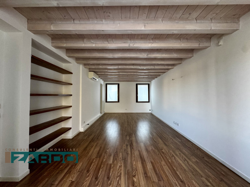 Rif. D-120 (per info 350 5383983 | Giacomo)

A Castello di Godego, fronte chiesa e in posizione c...