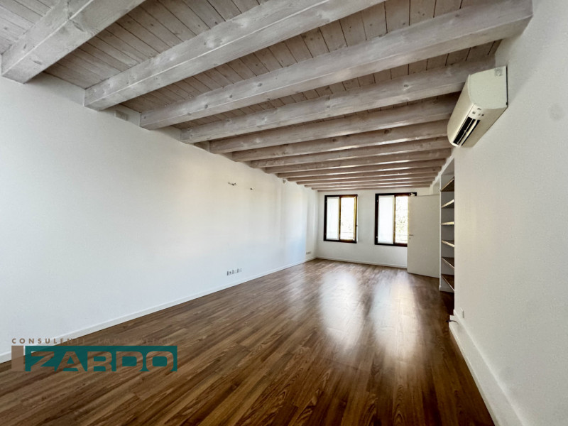 Rif. D-120 (per info 350 5383983 | Giacomo)

A Castello di Godego, fronte chiesa e in posizione c...