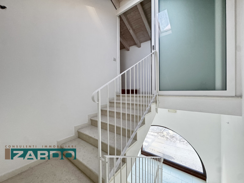 Rif. D-120 (per info 350 5383983 | Giacomo)

A Castello di Godego, fronte chiesa e in posizione c...