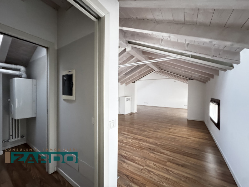 Rif. D-120 (per info 350 5383983 | Giacomo)

A Castello di Godego, fronte chiesa e in posizione c...