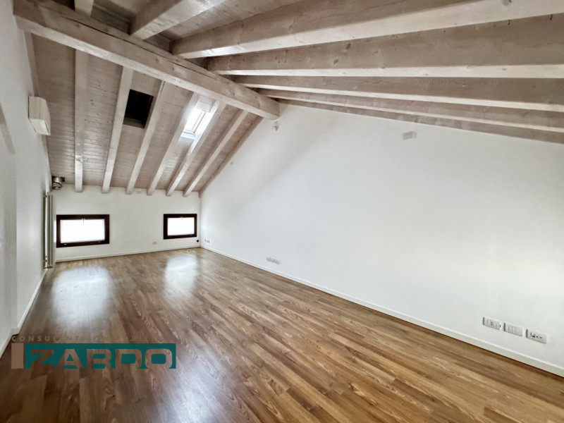 Rif. D-120 (per info 350 5383983 | Giacomo)

A Castello di Godego, fronte chiesa e in posizione c...