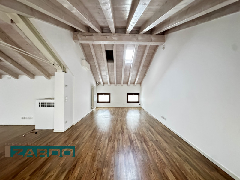 Rif. D-120 (per info 350 5383983 | Giacomo)

A Castello di Godego, fronte chiesa e in posizione c...