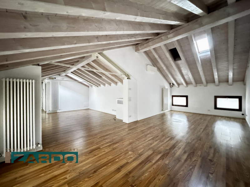 Rif. D-120 (per info 350 5383983 | Giacomo)

A Castello di Godego, fronte chiesa e in posizione c...