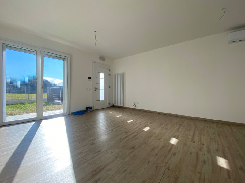 (Per INFO Mara 3481536890) A Carbonera, in zona Vascon, proponiamo in vendita una porzione centra...