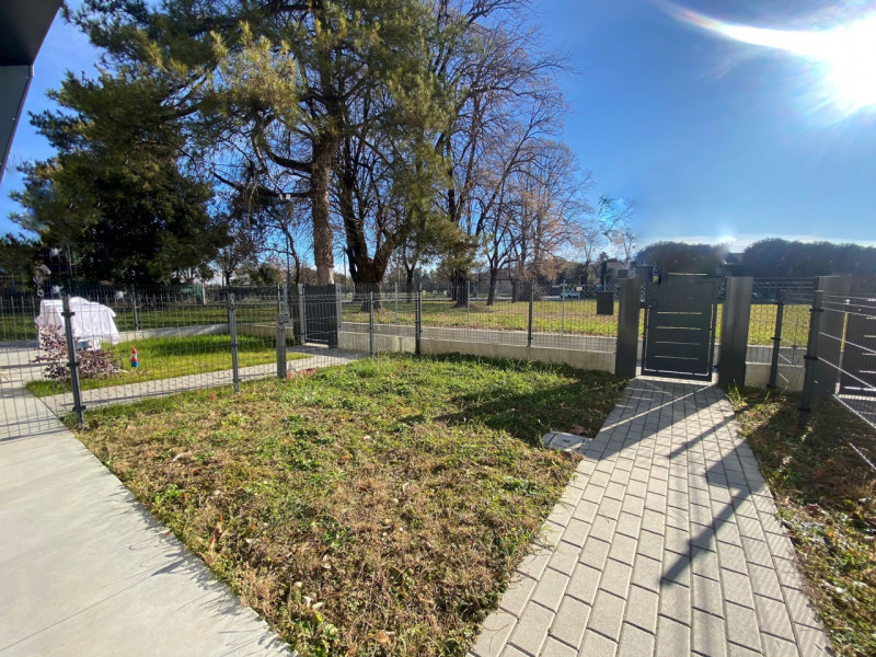 (Per INFO Mara 3481536890) A Carbonera, in zona Vascon, proponiamo in vendita una porzione centra...