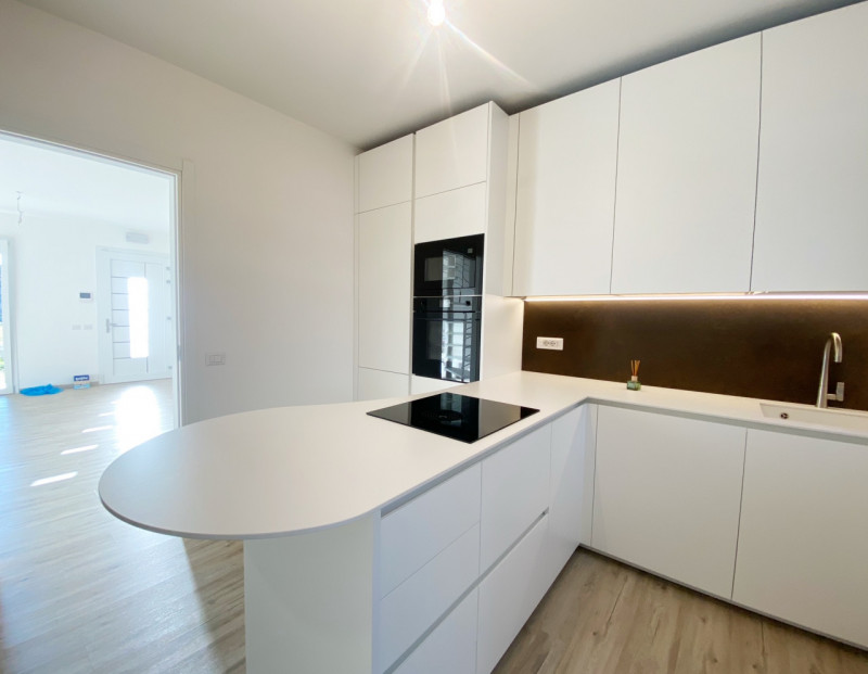 (Per INFO Mara 3481536890) A Carbonera, zona Vascon, proponiamo in vendita porzione centrale di s...