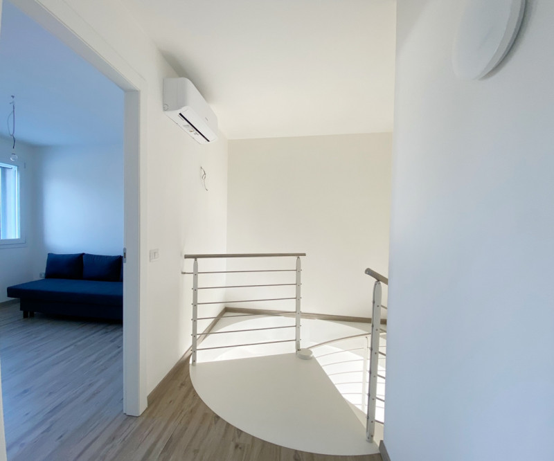 (Per INFO Mara 3481536890) A Carbonera, zona Vascon, proponiamo in vendita porzione centrale di s...