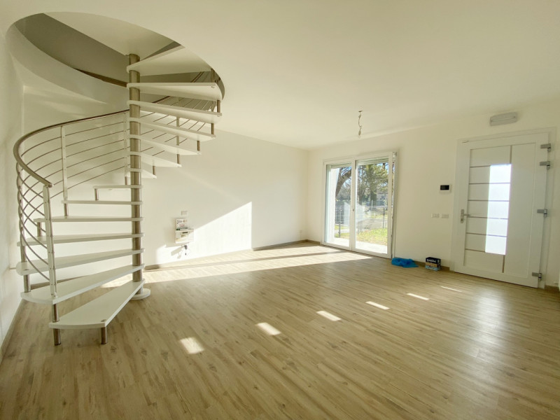 (Per INFO Mara 3481536890) A Carbonera, in zona Vascon, proponiamo in vendita una porzione centra...