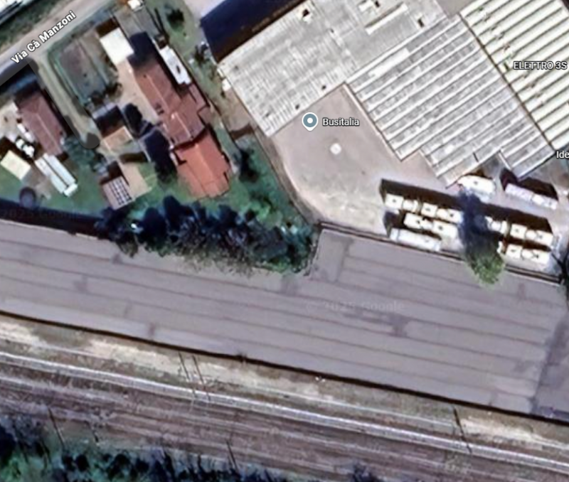 Vendiamo un immobile commerciale a reddito situato nel comune di Este, caratterizzato da una rend...