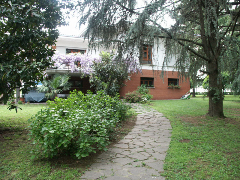 NOSTRA ESCLUSIVA: a pochi passi dal centro di Rossano Veneto, comoda ai servizi, siamo a proporre...