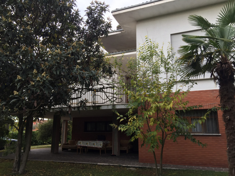 NOSTRA ESCLUSIVA: a pochi passi dal centro di Rossano Veneto, comoda ai servizi, siamo a proporre...