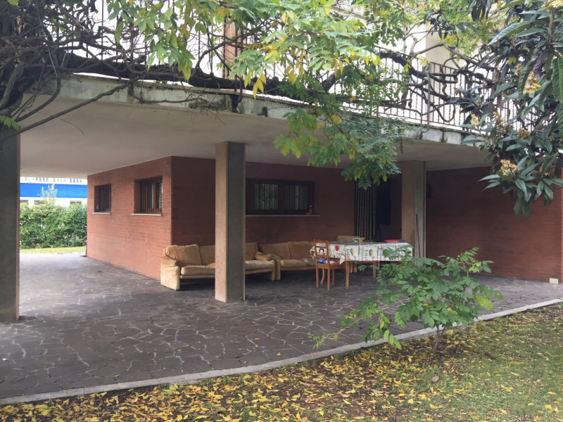 NOSTRA ESCLUSIVA: a pochi passi dal centro di Rossano Veneto, comoda ai servizi, siamo a proporre...