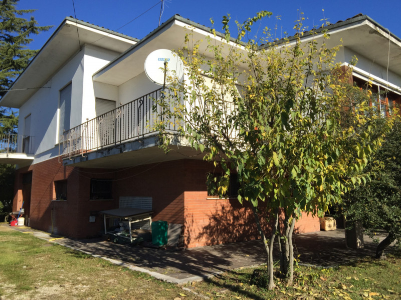 NOSTRA ESCLUSIVA: a pochi passi dal centro di Rossano Veneto, comoda ai servizi, siamo a proporre...