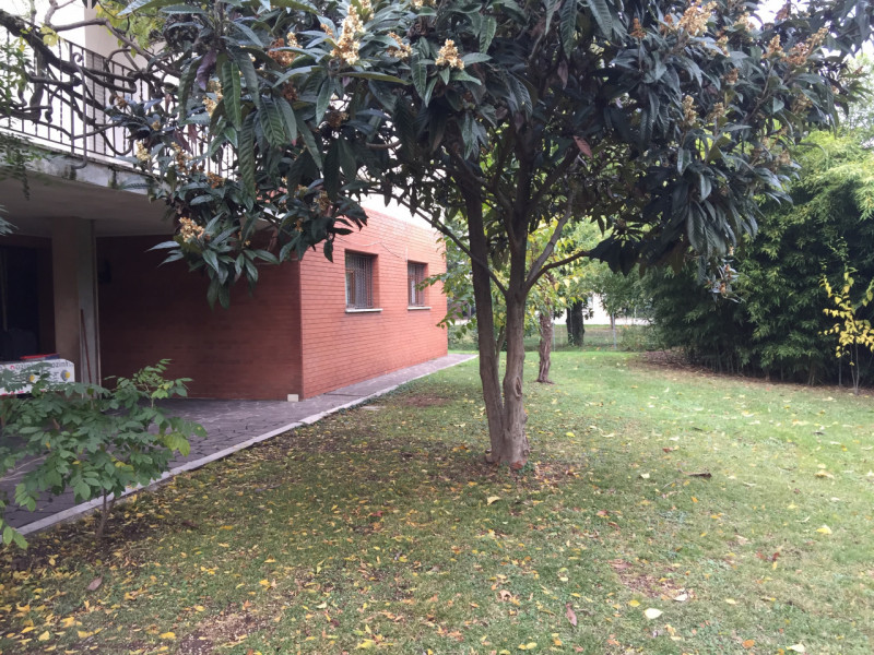 NOSTRA ESCLUSIVA: a pochi passi dal centro di Rossano Veneto, comoda ai servizi, siamo a proporre...