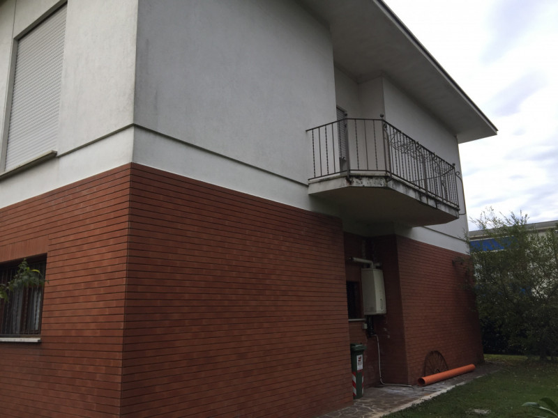 NOSTRA ESCLUSIVA: a pochi passi dal centro di Rossano Veneto, comoda ai servizi, siamo a proporre...