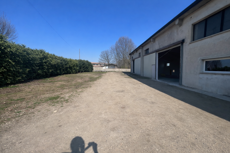 Situato nel cuore della tranquilla campagna di San Giorgio In Bosco, questo CAPANNONE di ben 500 ...