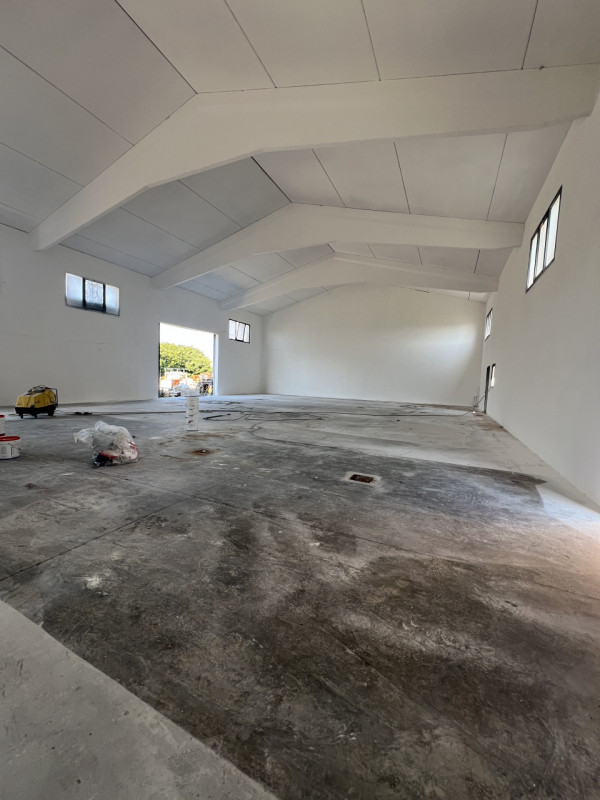 Situato nel cuore della tranquilla campagna di San Giorgio In Bosco, questo CAPANNONE di ben 500 ...