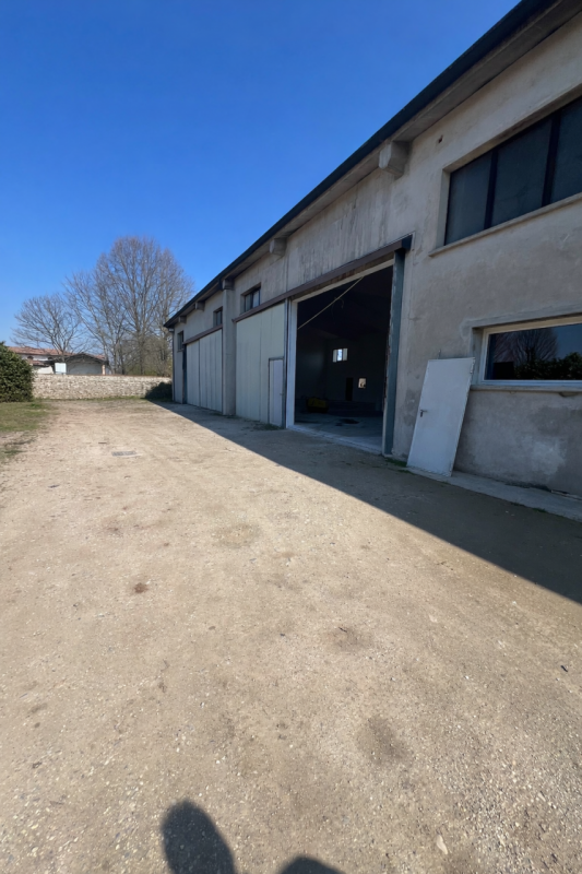 Situato nel cuore della tranquilla campagna di San Giorgio In Bosco, questo CAPANNONE di ben 500 ...