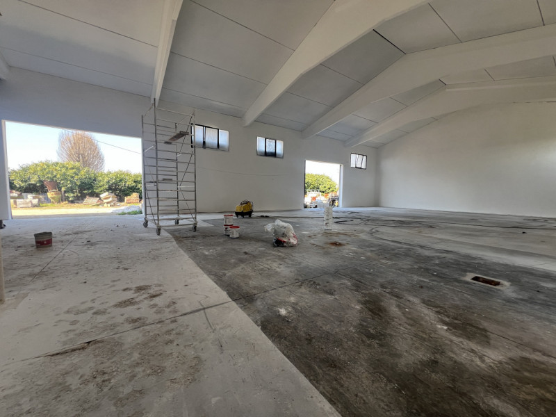 Situato nel cuore della tranquilla campagna di San Giorgio In Bosco, questo CAPANNONE di ben 500 ...