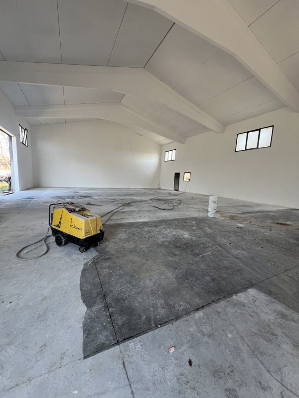 Situato nel cuore della tranquilla campagna di San Giorgio In Bosco, questo CAPANNONE di ben 500 ...