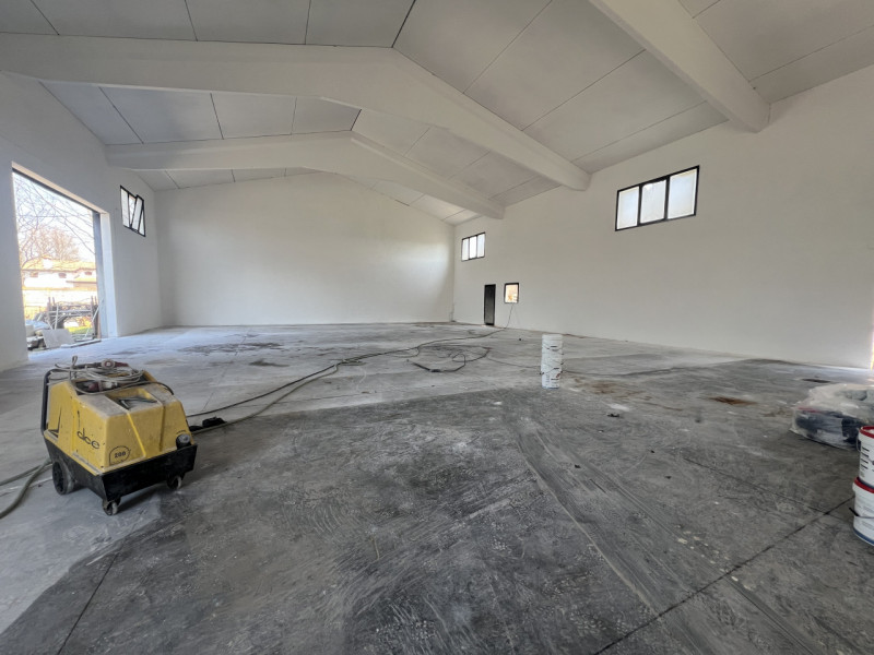 Situato nel cuore della tranquilla campagna di San Giorgio In Bosco, questo CAPANNONE di ben 500 ...