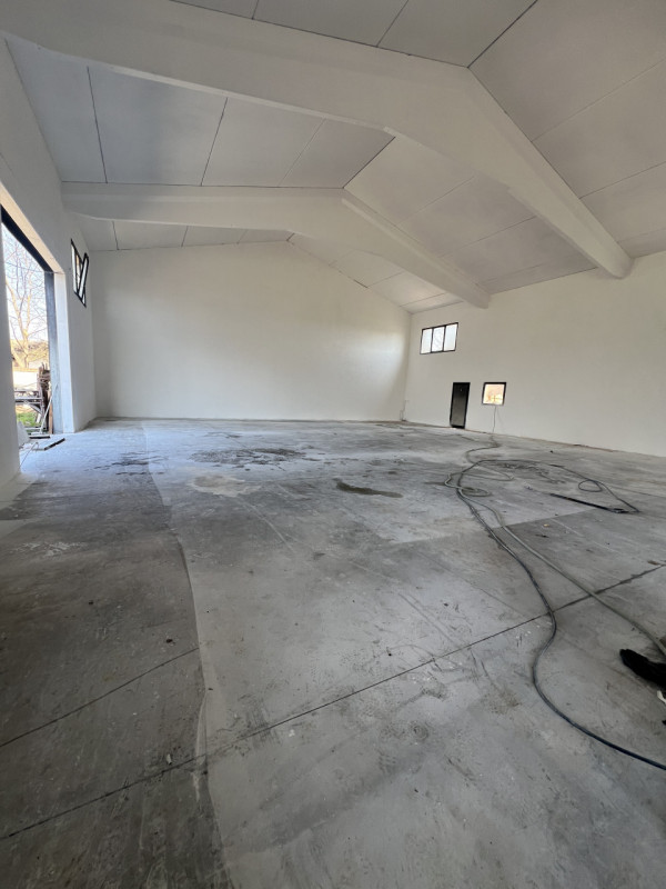 Situato nel cuore della tranquilla campagna di San Giorgio In Bosco, questo CAPANNONE di ben 500 ...