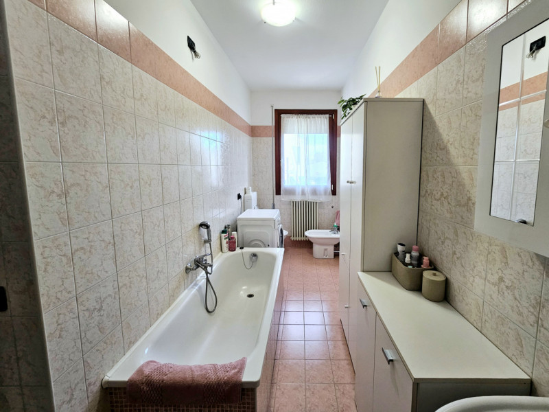 In un complesso residenziale recente a Ospedaletto Euganeo, proponiamo in affitto appartamento co...