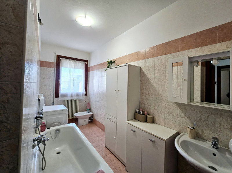 In un complesso residenziale recente a Ospedaletto Euganeo, proponiamo in affitto appartamento co...