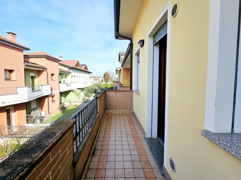 In un complesso residenziale recente a Ospedaletto Euganeo, proponiamo in affitto appartamento co...