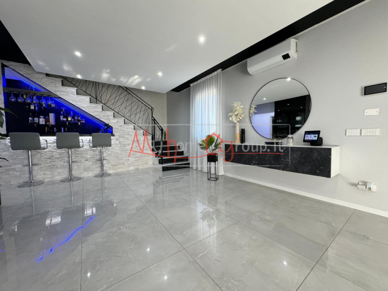 CURTAROLO - (Rif.V 650-s) - Scoprite questa straordinaria villa situata nel cuore della tranquill...