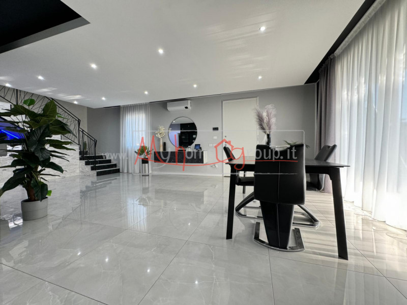 CURTAROLO - (Rif.V 650-s) - Scoprite questa straordinaria villa situata nel cuore della tranquill...