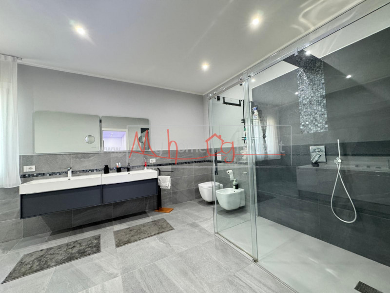 CURTAROLO - (Rif.V 650-s) - Scoprite questa straordinaria villa situata nel cuore della tranquill...