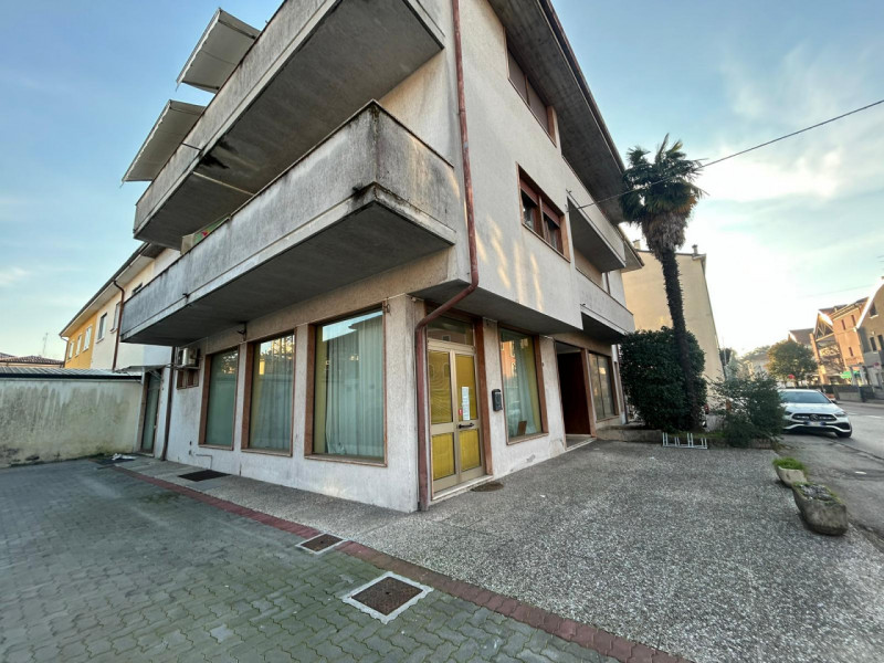 VIALE FRAMARIN

Inserito in una zona comoda a tutti i principali servizi e a pochi minuti dal cen...