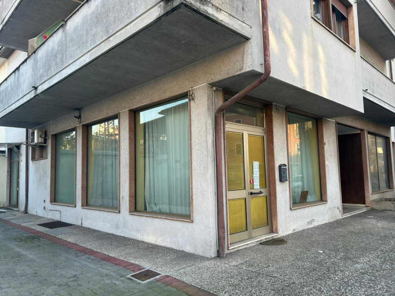 VIALE FRAMARIN

Inserito in una zona comoda a tutti i principali servizi e a pochi minuti dal cen...