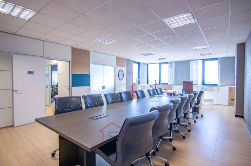 Proponiamo in esclusiva un elegante ufficio di rappresentanza di circa 220 mq situato nel cuore d...