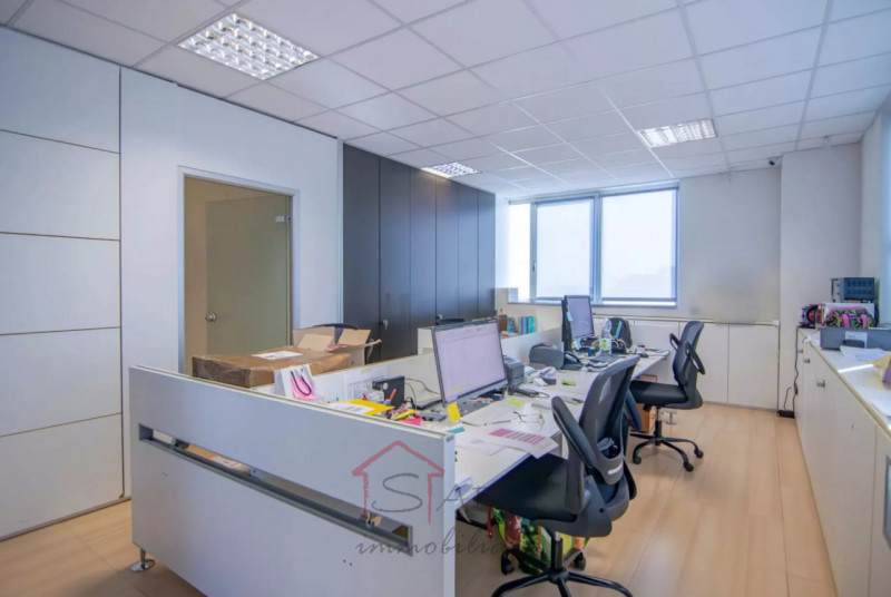Proponiamo in esclusiva un elegante ufficio di rappresentanza di circa 220 mq situato nel cuore d...