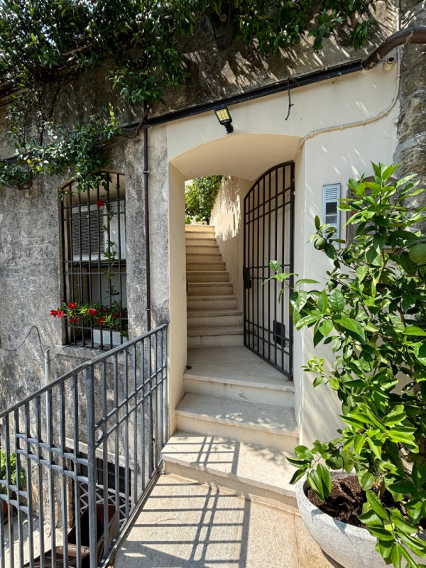 L’ingresso è indipendente, con accesso da cancello pedonale in ferro battuto e scalinata privata....