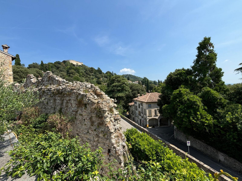 L’ingresso è indipendente, con accesso da cancello pedonale in ferro battuto e scalinata privata....