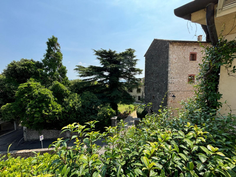L’ingresso è indipendente, con accesso da cancello pedonale in ferro battuto e scalinata privata....